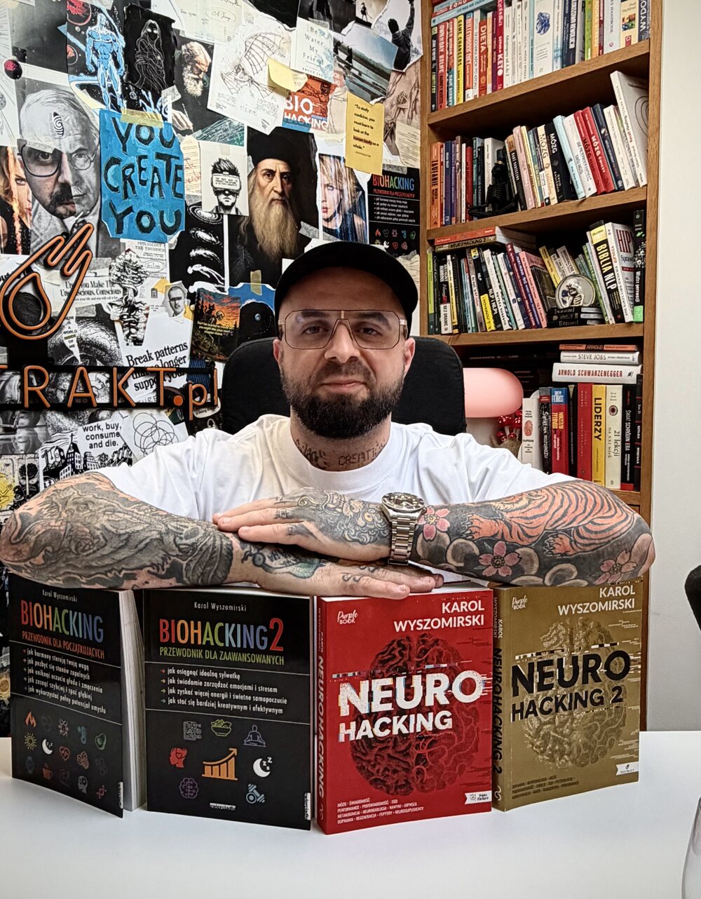 Karol Wyszomirski z książkami Biohacking i Neurohacking
