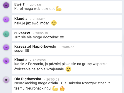 Zrzut ekranu czatu społeczności z opiniami o pewności siebie i odwadze do działania